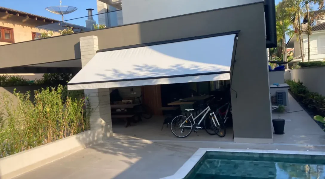 Toldo Cortina com braços e revestimento em Tela Solar - Bertioga