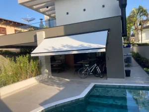 Toldo Cortina com braços e revestimento em Tela Solar - Bertioga